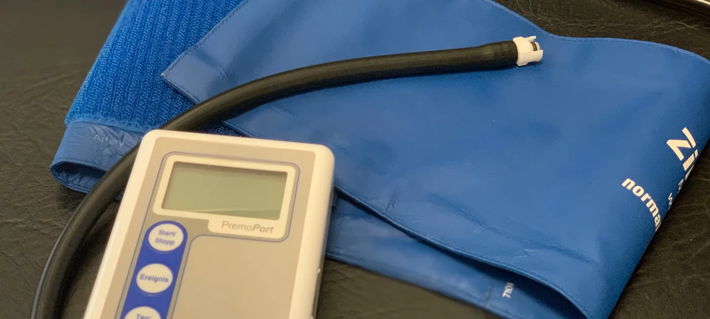 Blutdruckmessgerät mit blauer Manschette