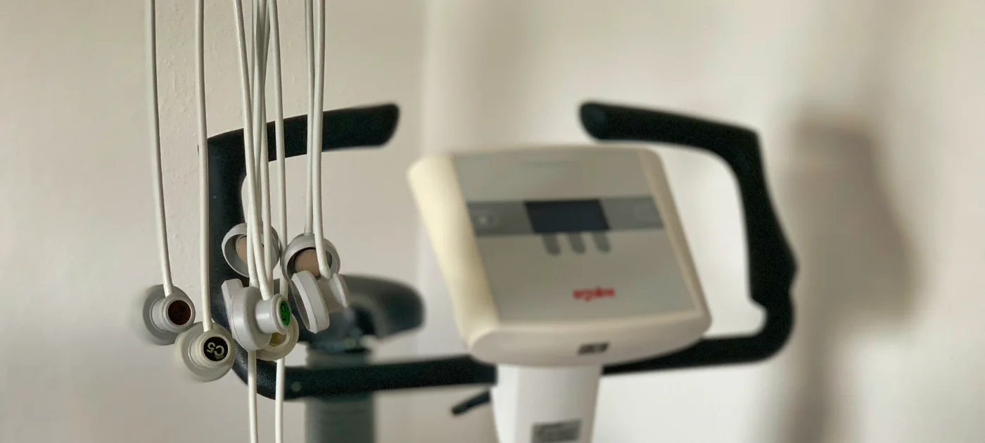 EKG-Elektroden vor einem medizinischen Ergometer